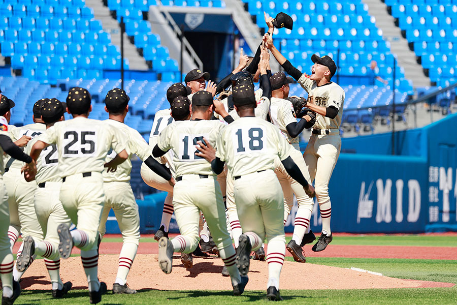 中学生の甲子園”は作新学院が初優勝 148キロ剛腕から劇的一発…星稜は春
