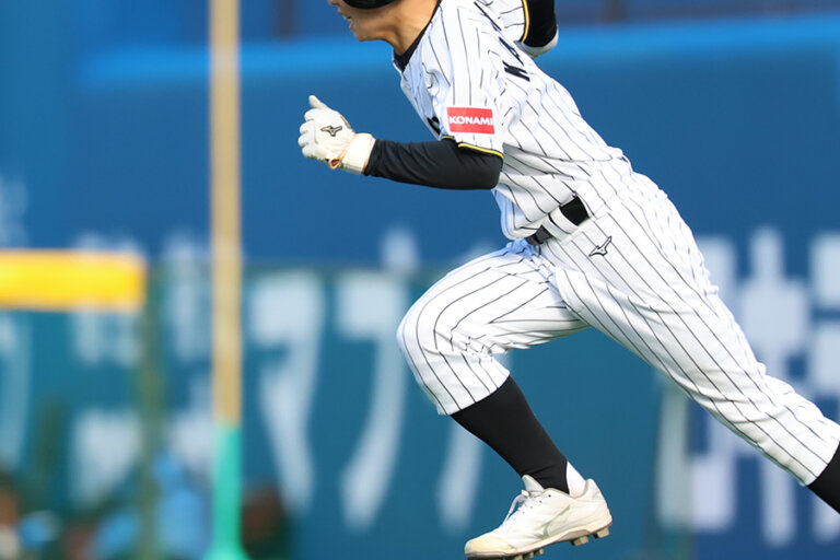 足の速さを妨げる「硬い下半身」　“大きく10回”で改善…「股関節がグッと開く」ドリル