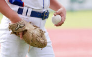初心者に多いボールの握りの癖「切る動きに」　制球力向上に直結する“親指の接点”