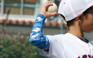 小中学生に「手投げ」が多くなるワケ　選手生命にも影響…誤動作を招く“サイズ感”